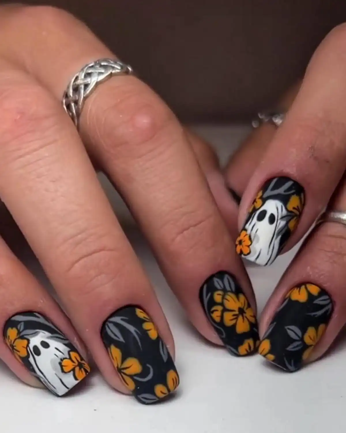 OCOUYVD Halloween Yellow Flowers Press on Nails